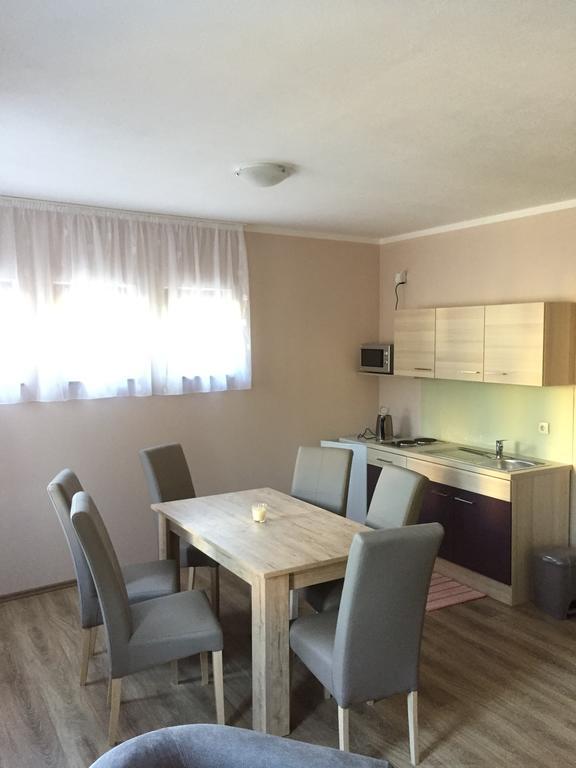 Apartments Petra Слуни Екстериор снимка