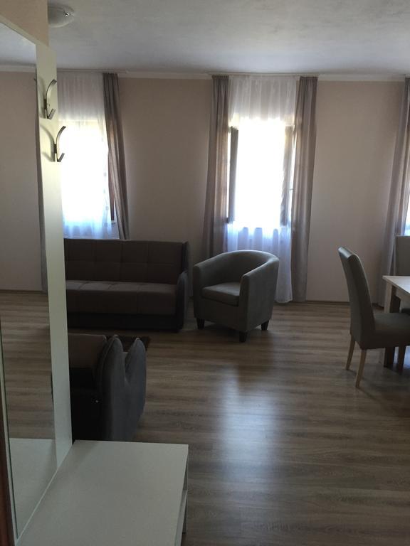 Apartments Petra Слуни Екстериор снимка